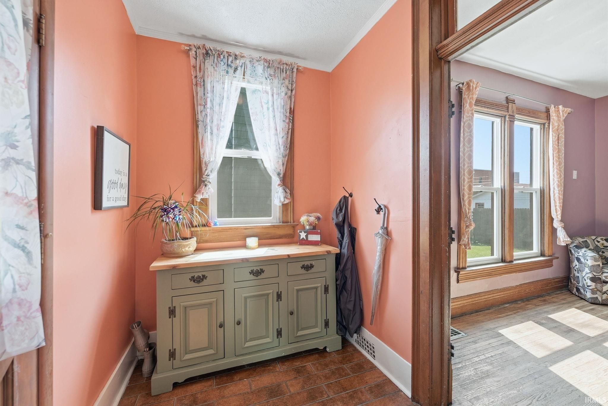 Image of 329 W 5th Street